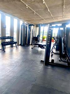 瓜达拉哈拉Departamento en Zona Real/Acueducto的健身房,配有跑步机和健身器材