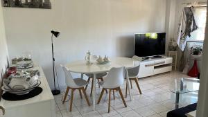 滨海卡涅MONA LISA的白色的用餐室配有白色的桌椅