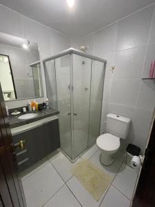 卡贝德卢Numar_casa的带淋浴、卫生间和盥洗盆的浴室