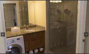 奥兰多Westgate town center resort的带淋浴和洗衣机的浴室
