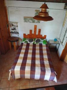埃博森Raíces del Bolsón的一间卧室配有一张带桌子和台灯的床