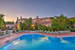 韦尔都勒博Quinta Jacintina - My Secret Garden Hotel的一座大房子,前面设有一个游泳池