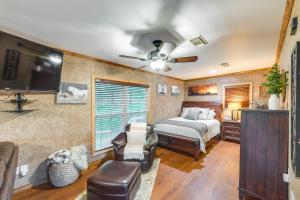韦科Rustic River Cabin with Dock and Covered Deck!的一间卧室配有一张床和吊扇