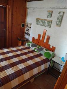 埃博森Raíces del Bolsón的一间卧室配有一张带木制床头板的床
