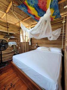 帕洛米诺Atalaya del Mar Palomino的一间卧室配有一张带蚊帐的床