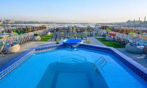 Aḑ Ḑab‘īyahNile Cruise luxury boat Every Saturday From Luxor & Every Wednesday from Aswoan的游轮上的大型游泳池