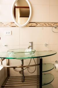库斯科Departamento Familiar Equipado的一间带玻璃水槽和镜子的浴室