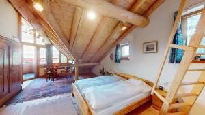 S-chanfAbitaziun Chesa Talvo - S-chanf的一间卧室设有一张床和木制天花板