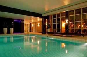 奈凯尔克瑞咖德酒店的一座带游泳池的大楼内的大型游泳池