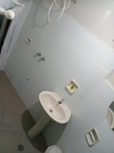 塔里哈Departamentos San Luis的白色的浴室设有水槽和卫生间。