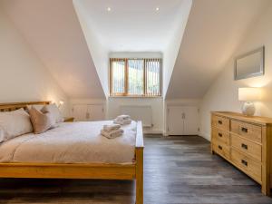 LlanafanDerwen Haidd的一间卧室设有一张大床和一个窗户。