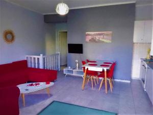 斯基亚索斯镇Rafaela’s House的客厅配有红色的沙发和桌子