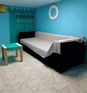 斯基亚索斯镇Rafaela’s House的蓝色卧室,配有床和凳子
