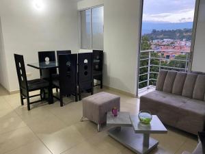 库库塔Habitación en Apartamento amplio cómodo y equipado的客厅配有沙发和桌子