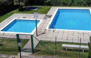 杰尔米尼亚加Nice Apartment In Germignaga va With Kitchenette的一座大型游泳池,位于庭院的顶部