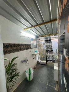 科代卡纳尔Hide away valley的带浴缸、盥洗盆和卫生间的浴室
