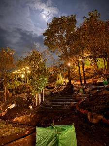 科代卡纳尔Hide away valley的花园,晚上有楼梯和树木