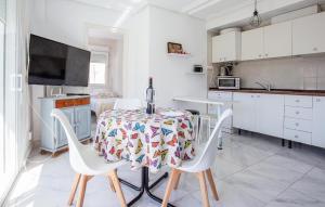 托雷维耶哈Stunning Apartment In Torrevieja With Kitchen的厨房配有桌椅
