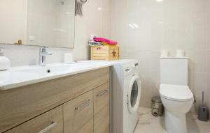 托雷维耶哈Stunning Apartment In Torrevieja With Kitchen的一间带洗衣机和水槽的浴室