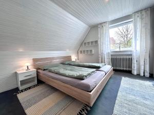 RickenbachFerienhaus Pfänderblick的一间卧室设有一张大床和一个窗户。