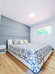 金斯顿The Lilac Bungalow的一间卧室配有一张蓝色墙壁的床