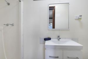 RathminesParadise Palms Caravan Park的白色的浴室设有水槽和镜子