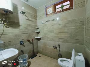 卡索尔Chojh Inn Guest House的一间带卫生间和水槽的浴室