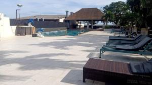 奥南海滩Days Inn by Wyndham Aonang Krabi的毗邻度假酒店的带躺椅的游泳池