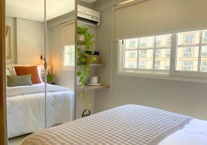 彼得罗波利斯Loft luxuoso na Serra - Granja Brasil Resort的一间卧室设有一张床和一个窗口