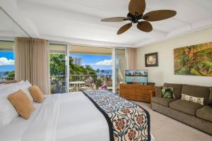 卡纳帕利K B M Resorts: The Whaler WH2-661 Sweeping Ocean Views 1 Bedroom beach gear newly furnished 2023 LOccitane Amenities Includes Rental Car的一间卧室配有一张床、一张沙发和吊扇。