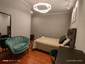 科恰班巴La Casona Hostel的一间卧室配有一张床、一把椅子和一张桌子