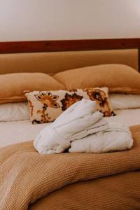奥克赫斯特Four Daughters Inn Suite的一张床上有一堆枕头的床