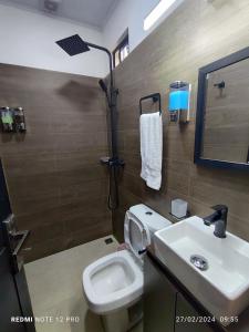 科恰班巴La Casona Hostel的一间带卫生间和水槽的浴室