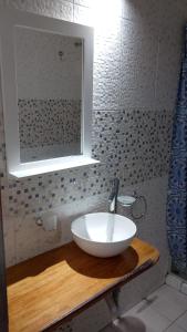 拉班达La Casita的一间带白色水槽和窗户的浴室