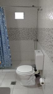 拉班达La Casita的浴室配有白色卫生间和淋浴。