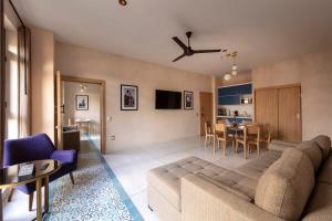 墨西哥城Suite 2 camas y sofa cama的带沙发的客厅和用餐室