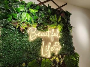 八打灵再也Petaling Jaya Landed Home for up to 15pax, 4BedRoom at Damansara , 1 Utama , Starling Mall , Atria Mall, IKEA的绿色墙上的美丽标志