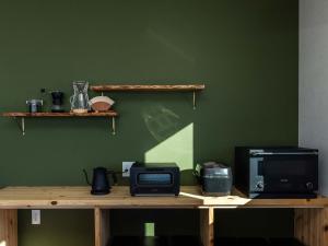 BuenaVistaTokachi_碧的一张带微波炉的木桌和一台电脑