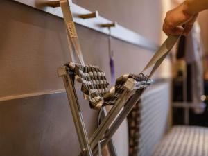 深圳深圳NOA诺亚酒店的金属物体上戴着剪刀的人