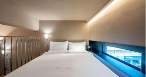 深圳深圳NOA诺亚酒店的窗户客房内的一张大床