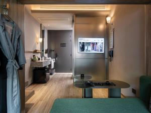 深圳深圳NOA诺亚酒店的客房设有桌子和冰箱。