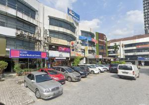 吉隆坡Mozu Hotel Sri Hartamas的停在停车场的一帮车