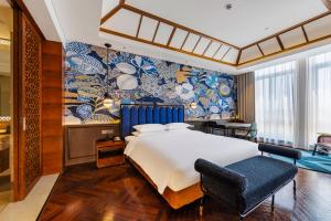 上海上海虹桥凤颐酒店的卧室配有一张白色大床和一把椅子