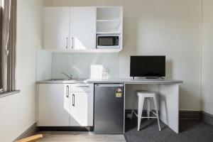 悉尼Falcon Lodge的小厨房配有书桌和电脑