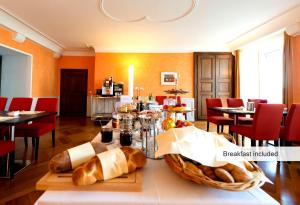 索洛图恩河畔阿勒瑞士优质酒店的一间房间,桌子上摆放着面包