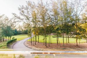 岑山Villa FLC Sầm Sơn Ngọc Trai - Ngay Gần Biển的树木繁茂的公园里 ⁇ 曲折的道路