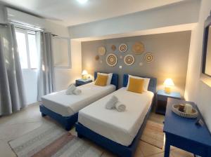 莫什劳斯Summer Dream Cottage, 2BR, Beautiful sea view的酒店客房,设有两张床和两张桌子