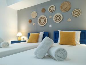 莫什劳斯Summer Dream Cottage, 2BR, Beautiful sea view的卧室内的两张床,墙上挂着帽子