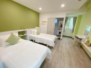 Dongyin/北澳秘山居 的酒店客房,设有两张床和镜子