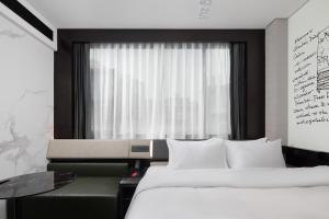 深圳深圳福田下梅林地铁站CitiGO欢阁酒店的酒店客房设有两张床和窗户。